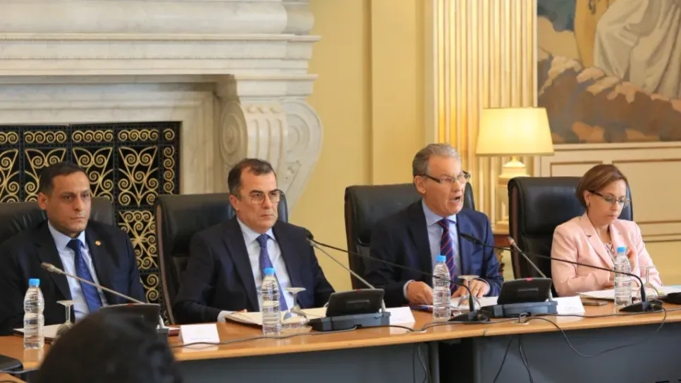 وزير العمل يستعرض تفاصيل تمديد عطلة الأمومة
