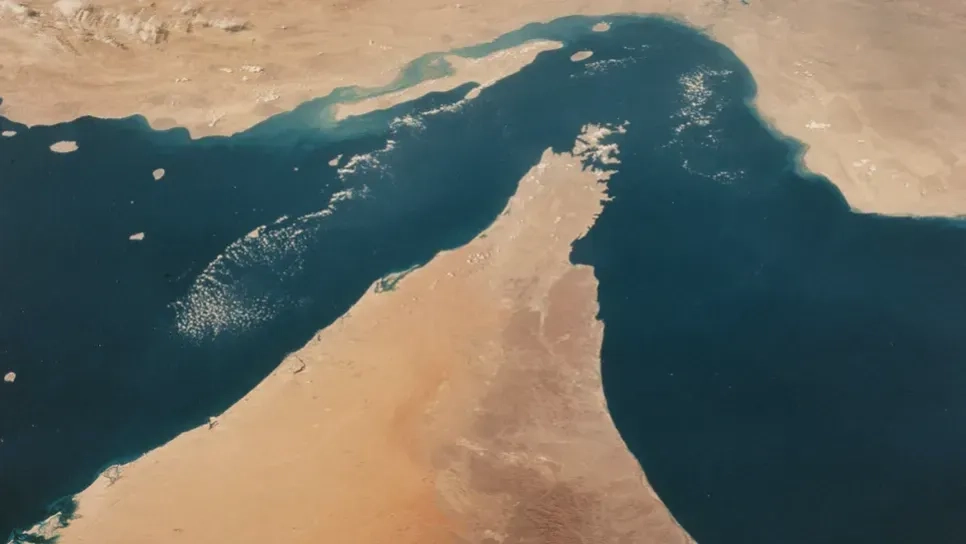 إيران تلوّح بورقة مضيق هرمز