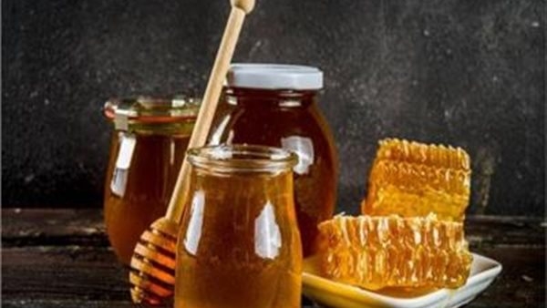 العسل الخام لصحة البشرة .. مقشر طبيعي ومضاد للبكتيريا