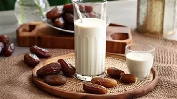 فوائد تناول التمر باللبن على السحور . يحسن جودة النوم