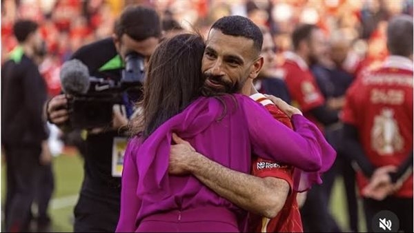 صورة محمد صلاح في أحضان مالكة ليفربول تثير ضجة على السوشيال ميديا