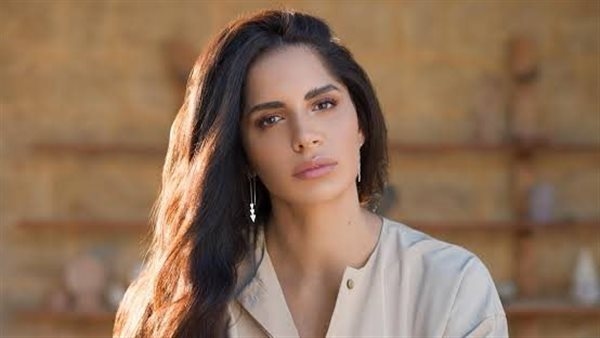 بعد جدل الفستان الأبيض.. آمال ماهر تكشف الحقيقة وتبشر جمهورها بألبوم جديد