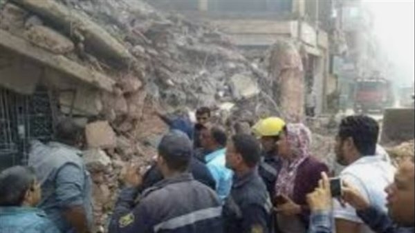 الحماية المدنية تستخدم خراطيم لتتبع أصوات الضحايا أسفل عقار السيدة زينب المنهار