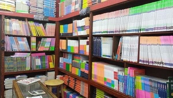 "أمهات مصر": أولياء الأمور يطالبون بضبط أسعار الكتب الخارجية والرقابة عليها