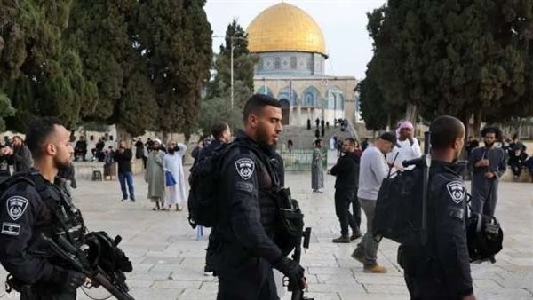 مئات المستوطنين يقتحمون الأقصى المبارك بحماية مشددة من شرطة الاحتلال