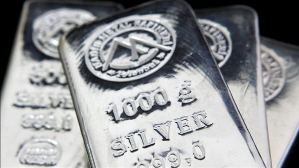 أسعار الفضة تتراجع في الأسواق وسط انخفاض عالمي وتأثر بالذهب والدولار