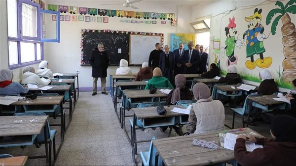 بسبب التأخير.. توزيع ورقة بأسئلة غير كاملة في امتحان اللغة العربية بالإعدادية