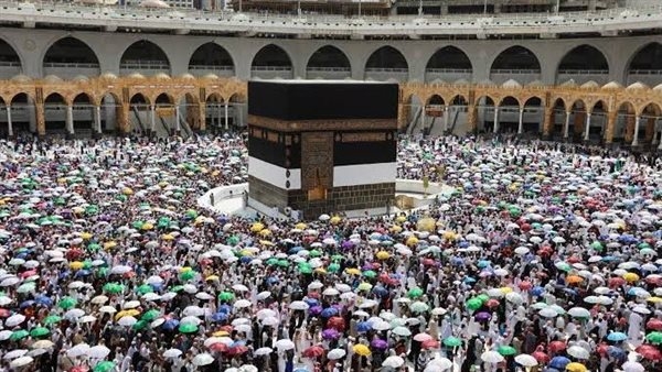 آراء المذاهب الفقهية في حكم الكلام أثناء الطواف