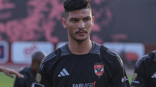 والد أشرف داري: اللاعب سعيد بالتواجد في الأهلي ومع ريبييرو.. وأنباء رحيله "في الصحف المغ