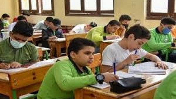 طلاب النقل بالأزهر يؤدون امتحاناتهم فى الجبر والقرآن والتربية الفنية