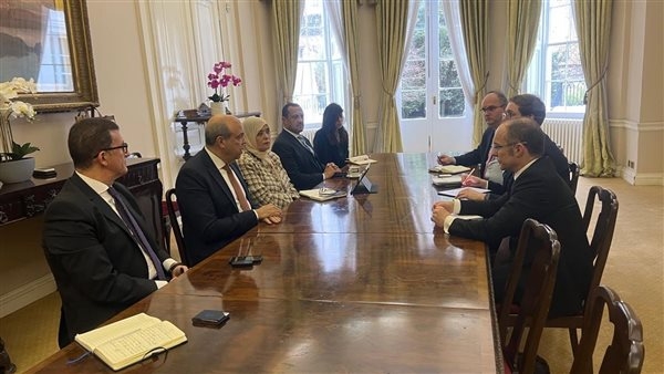 وزير الطيران المدني يلتقي بكبار مسؤولي المؤسسات المالية الدولية الكبرى ببريطانيا