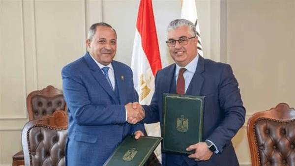 اقتصادية قناة السويس توقع عقود إنشاء ساحة شاحنات ذكية بميناء غرب بورسعيد