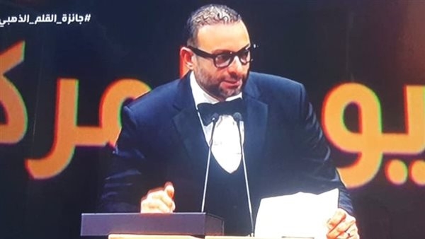أحمد عثمان يحصل على "جائزة القلم الذهبي" في الرياض