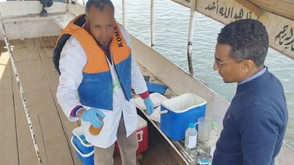 بالصور.. مياه الأقصر تجري أعمال رفع عينات المسح البيئي لمأخذ محطة الطود