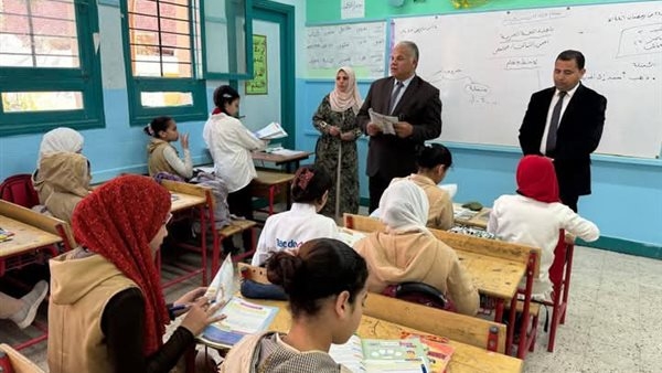 قيمتها 5000 جنية.. مدير تعليم الفيوم يمنح إدارة مدرسة مكافأة مالية «صور»