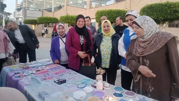 محافظ الدقهلية يتابع فعاليات معرض المنتجات اليدوية والحرفية "هي والمستقبل"