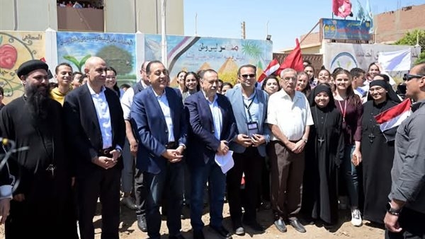 أثناء توجهه لتفقد مستشفى منفلوط.. «رئيس الوزراء» يتوقف بالركاب لإلقاء التحية على معلمي وطلاب مدرسة «سانت ماري»