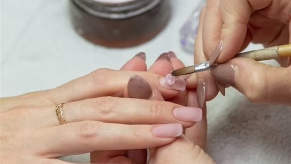 ما علاقة الأظافر الصناعية بمشكلة طنين الأذن؟