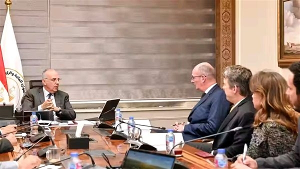 وزير الري يلتقي نائب رئيس بنك التنمية والإعمار الأوروبي لبحث تعزيز التعاون