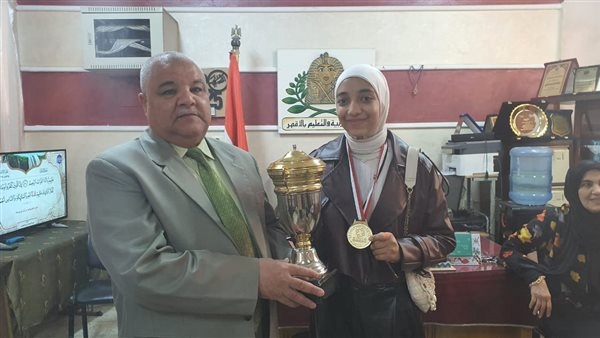وكيل تعليم الأقصر يكرم طالبة لحصولها المركز الأول ببطولة الجمهورية لتنس الطاولة