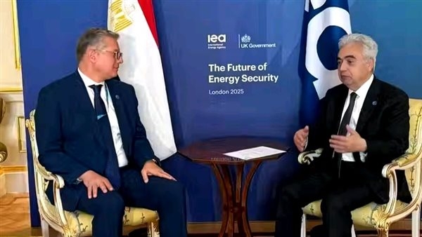 وزير البترول يعقد اجتماعا مع المدير التنفيذي لوكالة الطاقة الدولية