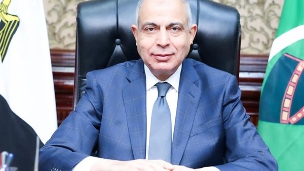 محافظ المنيا يؤكد اهتمامه بتطوير وسائل النقل راحة للمواطنين
