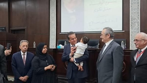 بالصور.. وزير الصحة يكرم شهيدي الواجب علي صلاح وصلاح صفوت