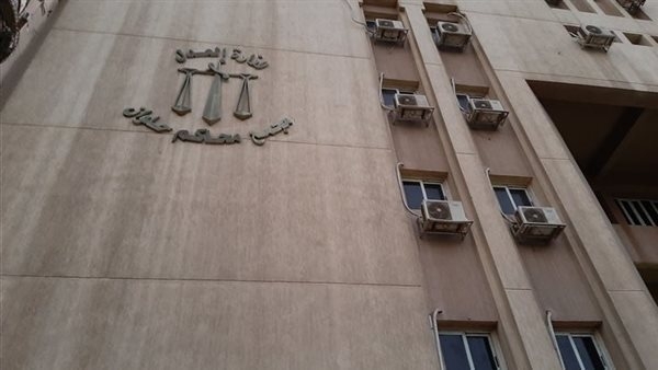 عامل بمطعم شهير ينتقم من زوجته بالطريق العام فى حلوان