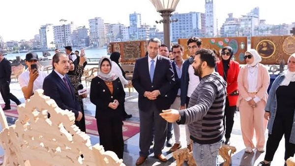 افتتحه محافظ دمياط... ساحة الكوبرى التاريخى تحتضن معرض "فن الأويما "