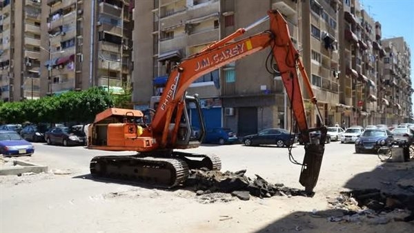 استمرار أعمال تطوير ورفع كفاءة شارعي الإمام محمد عبده والجامعة ببورفؤاد