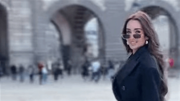 هنا الزاهد تخطف الأنظار في شوارع باريس بـ "شبشب الفندق!" (فيديو)