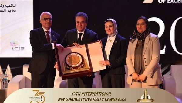 جامعة عين شمس تكرم وزيري الصحة والتعليم العالي وعدد من الرموز الوطنية