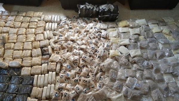سقوط تجار كيف بالمنيا بحوزتهم 170 كيلو آيس وحشيش و9 قطع سلاح ناري