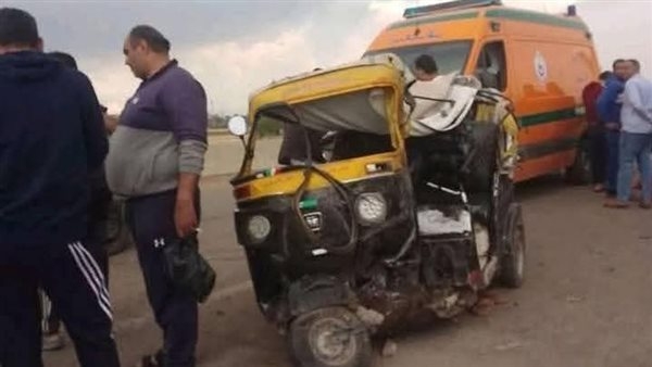 بينهم سائق.. إصابة 3 أشخاص في تصادم ملاكي بـ «توك توك» بالمنيا