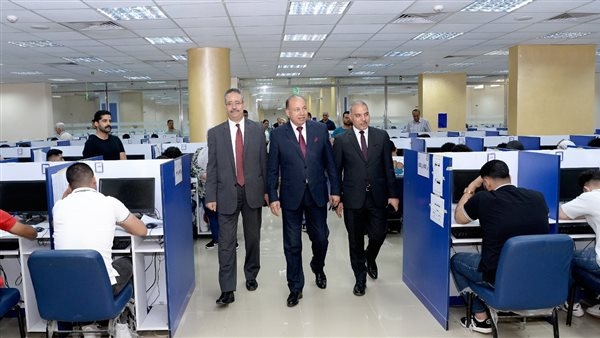رئيس جامعة المنصورة يتفقد لجان الامتحانات بكليات الحقوق وطب الأسنان والهندسة والبيطري