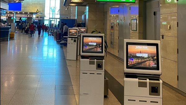 لتوفير الوقت والحد من التكدس...25 جهاز لإنهاء إجراءات السفر ذاتيا بمطار القاهرة الدولي