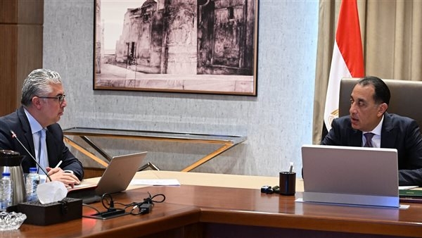 «مدبولي» يستعرض مع رئيس اقتصادية قناة السويس المشروعات التي تعاقدت عليها الهيئة مؤخرا