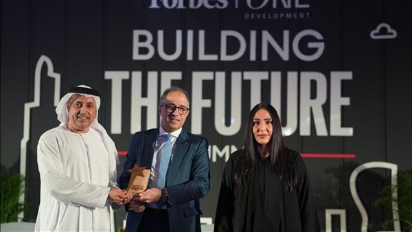 أحمد شلبي يُكرَّم في قمة "بناء المستقبل" لمجلة فوربس تقديرًا لإسهاماته بالقطاع العقاري