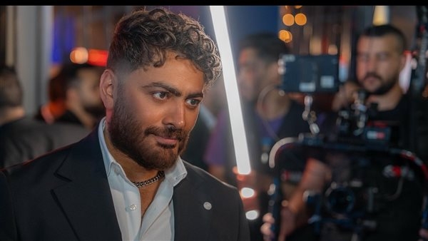 تامر حسني يكشف عن شكل جديد من الفيديوهات الغنائية ويعلن موعد طرح "حبيبي تقلان"