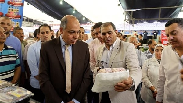 محافظ المنيا يفتتح «سوق اليوم الواحد» على كورنيش النيل استعدادًا لعيد الأضحى
