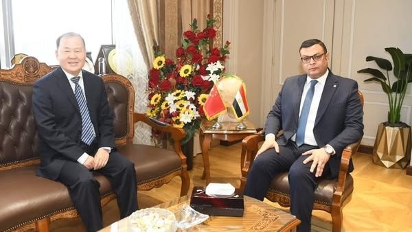 شريف الشربيني يشهد مراسم توقيع خطاب نوايا بين وزارتي الإسكان المصرية والصينية