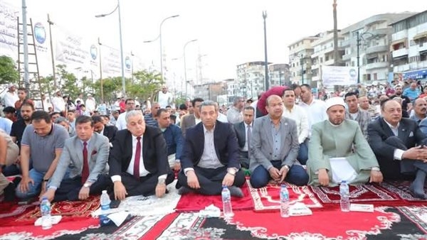 محافظ دمياط يُؤدى صلاة عيد الأضحى المبارك بساحة ميدان الساعة