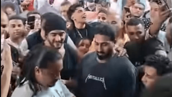 أحمد العوضي يحتفل بعيد الأضحى في عين شمس ويذبح الأضحية وسط جمهوره (فيديو)