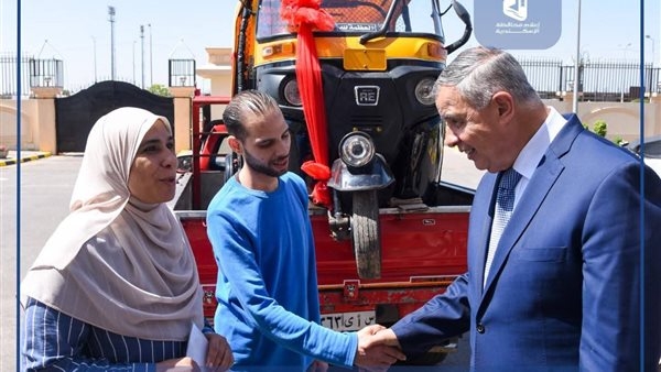 في استجابة عاجلة.. محافظ الإسكندرية يسلم "توك توك" لسيدة تعول أسرتها