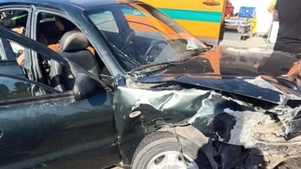 إصابة 18 شخصا إثر تصادم سيارتين فى طريق السخنة بالسويس