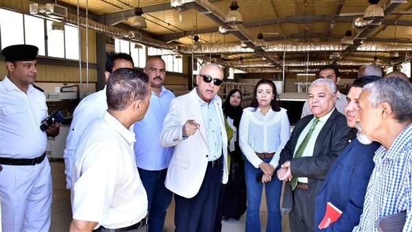بالصور.. «محافظ الأقصر» يتفقد مصنع لمبات LED بمدرسة العديسات الثانوية بالطود