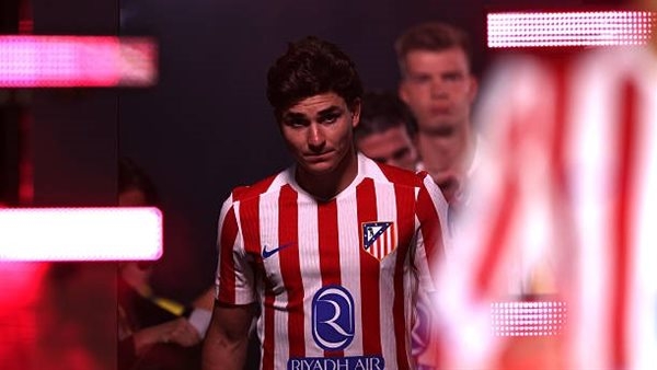 برشلونة يضع جوليان ألفاريز على رأس أولوياته لخلافة ليفاندوفسكي