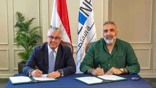 رئيس اقتصادية قناة السويس يوقع عقد مع شركة "شيريكجي أوغلو" التركية لصناعة الأقمشة