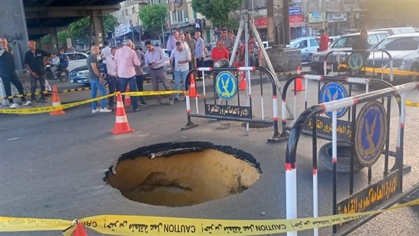 عاجل.. هبوط أرضي بخط صرف صحي أسفل كوبري التجنيد بجسر السويس بالقاهرة