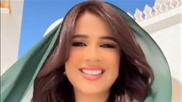 "بالعباية والطرحة".. ياسمين عبد العزيز تخطف الانظار في جامع الشيخ زايد (فيديو)